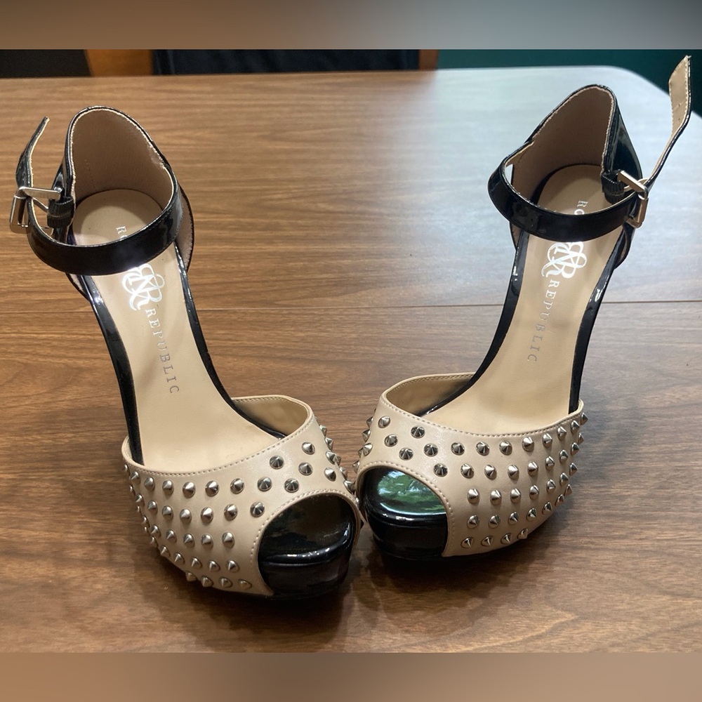 Rock & Republic studded heel size 6.5